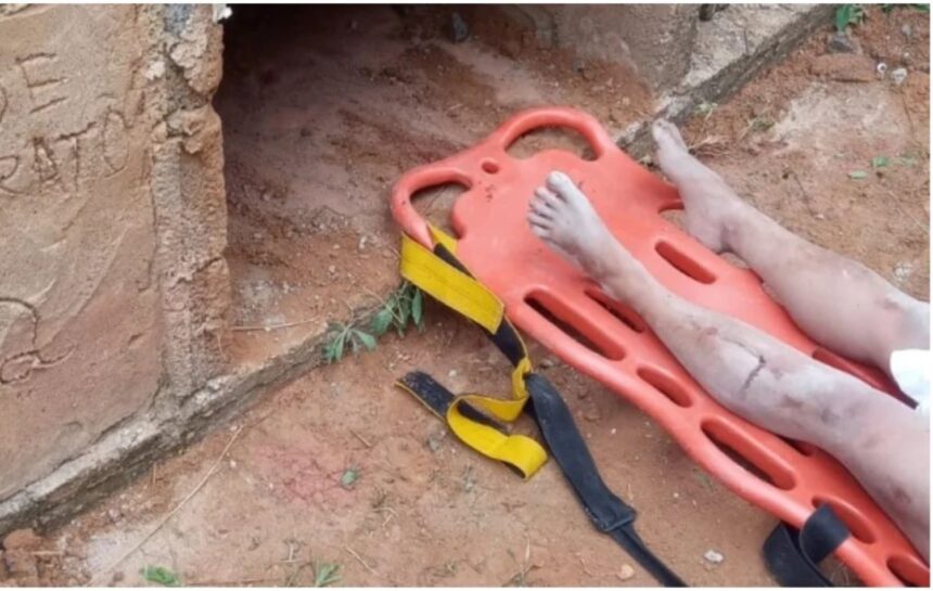 Sepulturero ve cemento fresco en tumba y descubre mujer enterrada viva