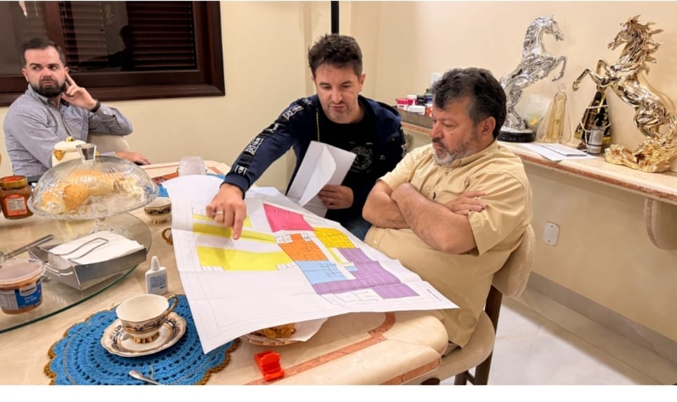 Carlos Bernardo supervisa los últimos ajustes del proyecto del Hospital Escuela de la Universidad Interamericana.