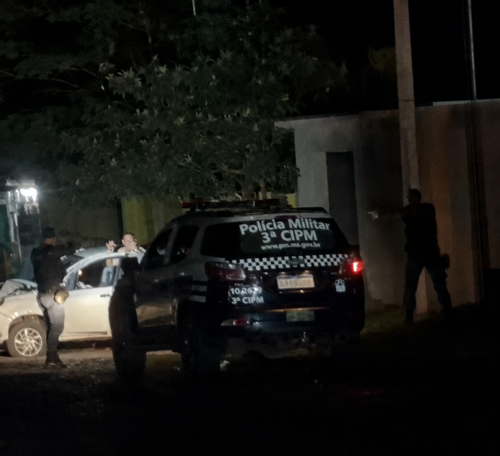Persecución internacional terminó con un automóvil contra una columna en Capitán Bado.